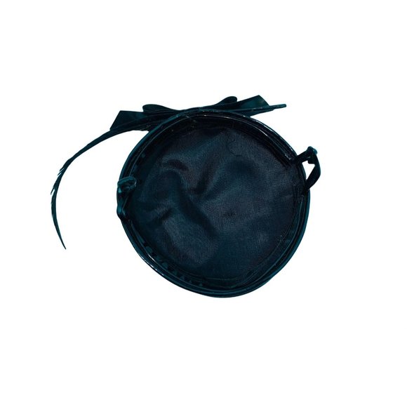 Vintage 1950s Patent Hat Black Bow & Feather Shiny Beret - Picture 10 of 10